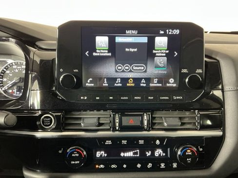 Used 2024 Nissan Pathfinder SL w/ Black Appearance Package AWD/4WD image 22