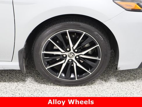 Used 2022 Toyota Camry SE image 5