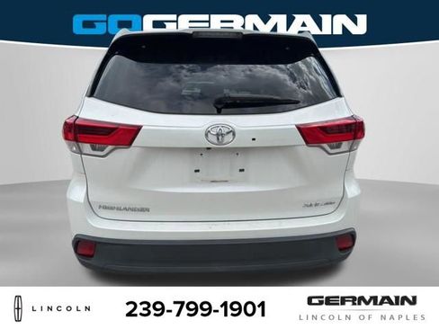 Used 2019 Toyota Highlander XLE w/ Carpet Mat Package (TMS) AWD/4WD image 6