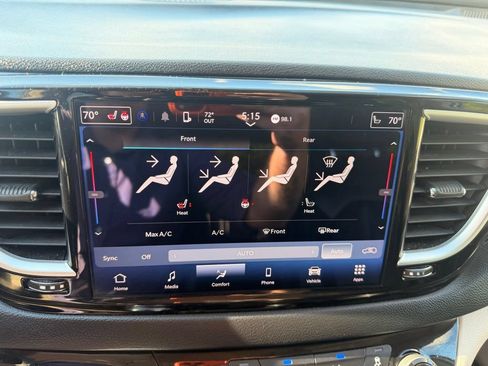Used 2023 Chrysler Pacifica Touring-L FWD image 19