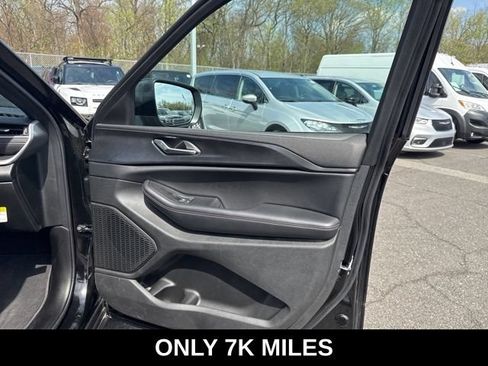 Used 2025 Jeep Grand Cherokee Laredo X AWD/4WD image 35