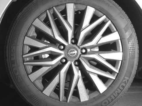 Used 2025 Nissan Altima 2.5 SV FWD image 12