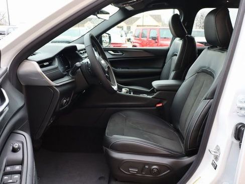 New 2025 Jeep Grand Cherokee Altitude image 9