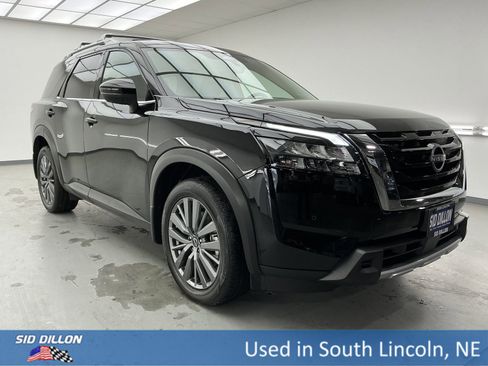 Used 2025 Nissan Pathfinder SL w/ SL Premium Package image 3