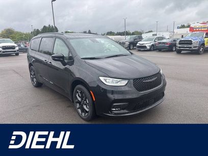 New 2026 Chrysler Pacifica Limited w/ S Appearance Package