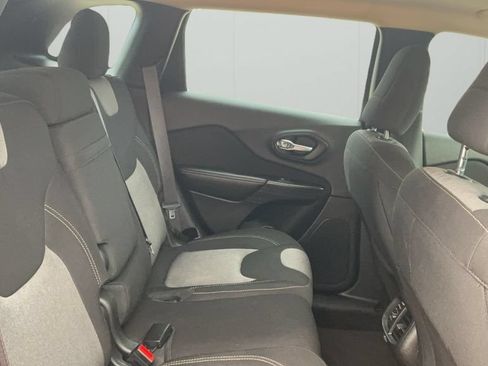 Used 2016 Jeep Cherokee Sport FWD image 32