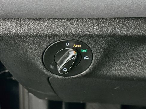Used 2025 Volkswagen Jetta SE FWD image 17