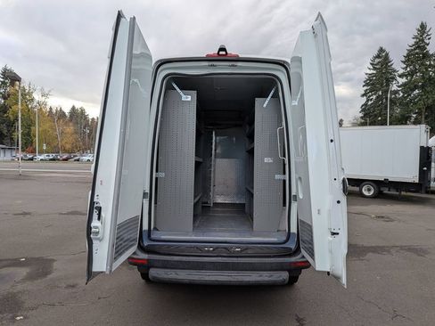 Used 2019 Freightliner Sprinter 2500 RWD image 9