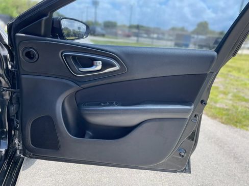 Used 2015 Chrysler 200 Limited FWD image 31