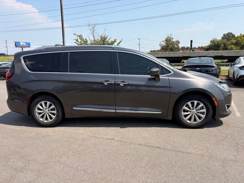 Used 2019 Chrysler Pacifica Touring-L FWD image 9