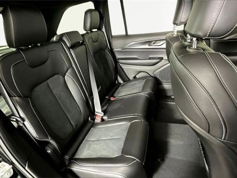 New 2025 Jeep Grand Cherokee Altitude image 11