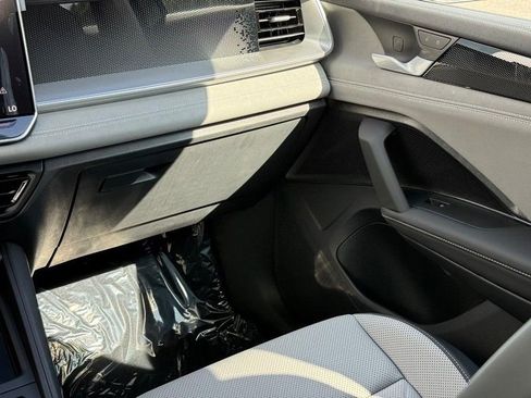 New 2025 Volkswagen Tiguan SE image 9