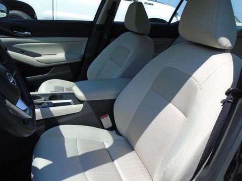 Used 2025 Nissan Altima 2.5 SV FWD image 16