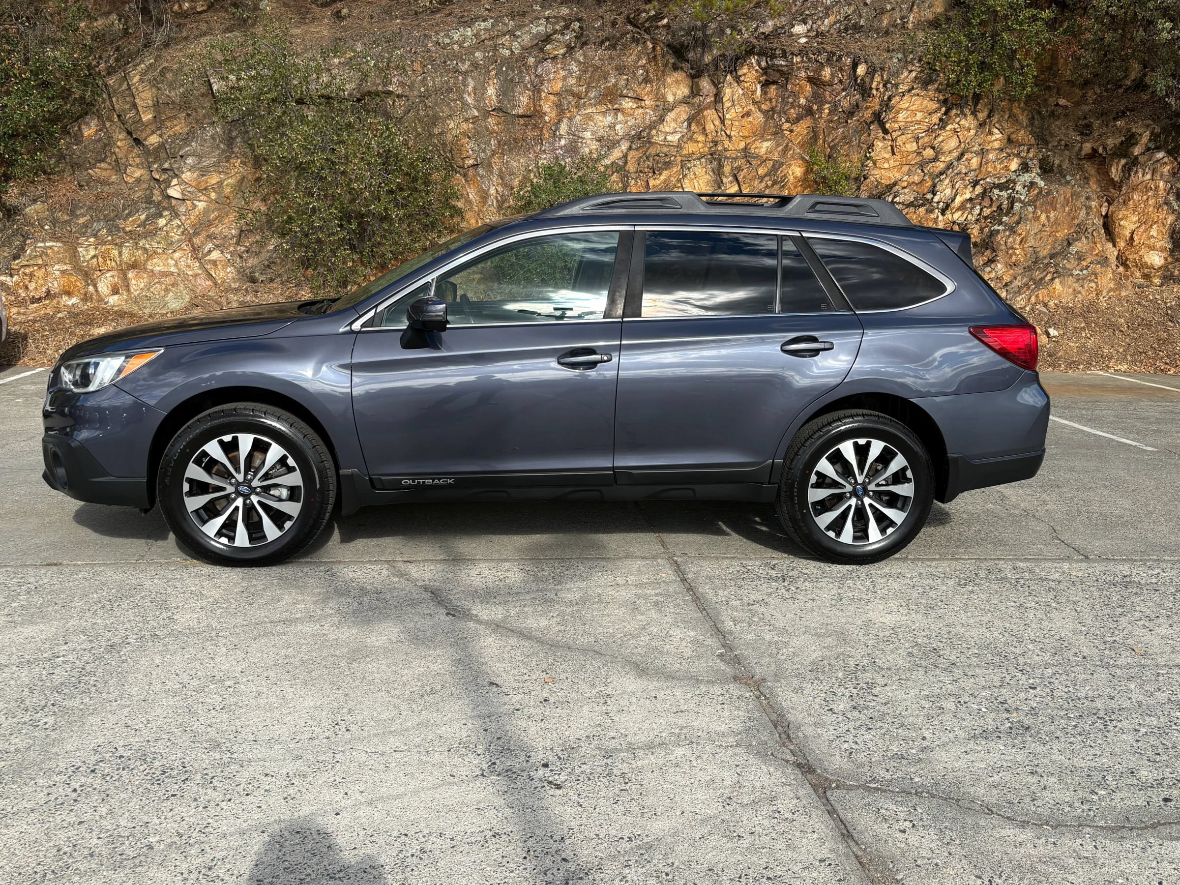 Used 2017 Subaru Outback 3.6R Limited AWD/4WD image 2