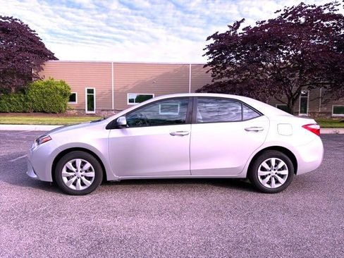 Used 2015 Toyota Corolla LE FWD image 12