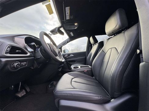 New 2026 Chrysler Pacifica Select image 13