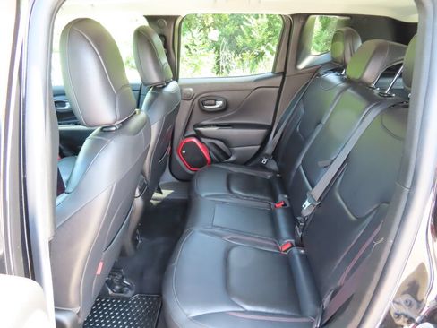 Used 2017 Jeep Renegade Trailhawk w/ Premium Trailhawk Package AWD/4WD image 27