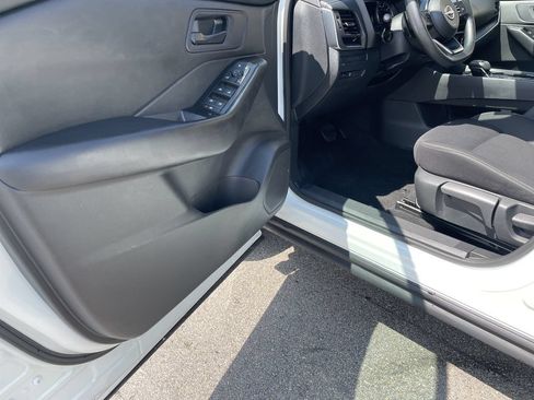 Used 2024 Nissan Rogue S FWD image 14