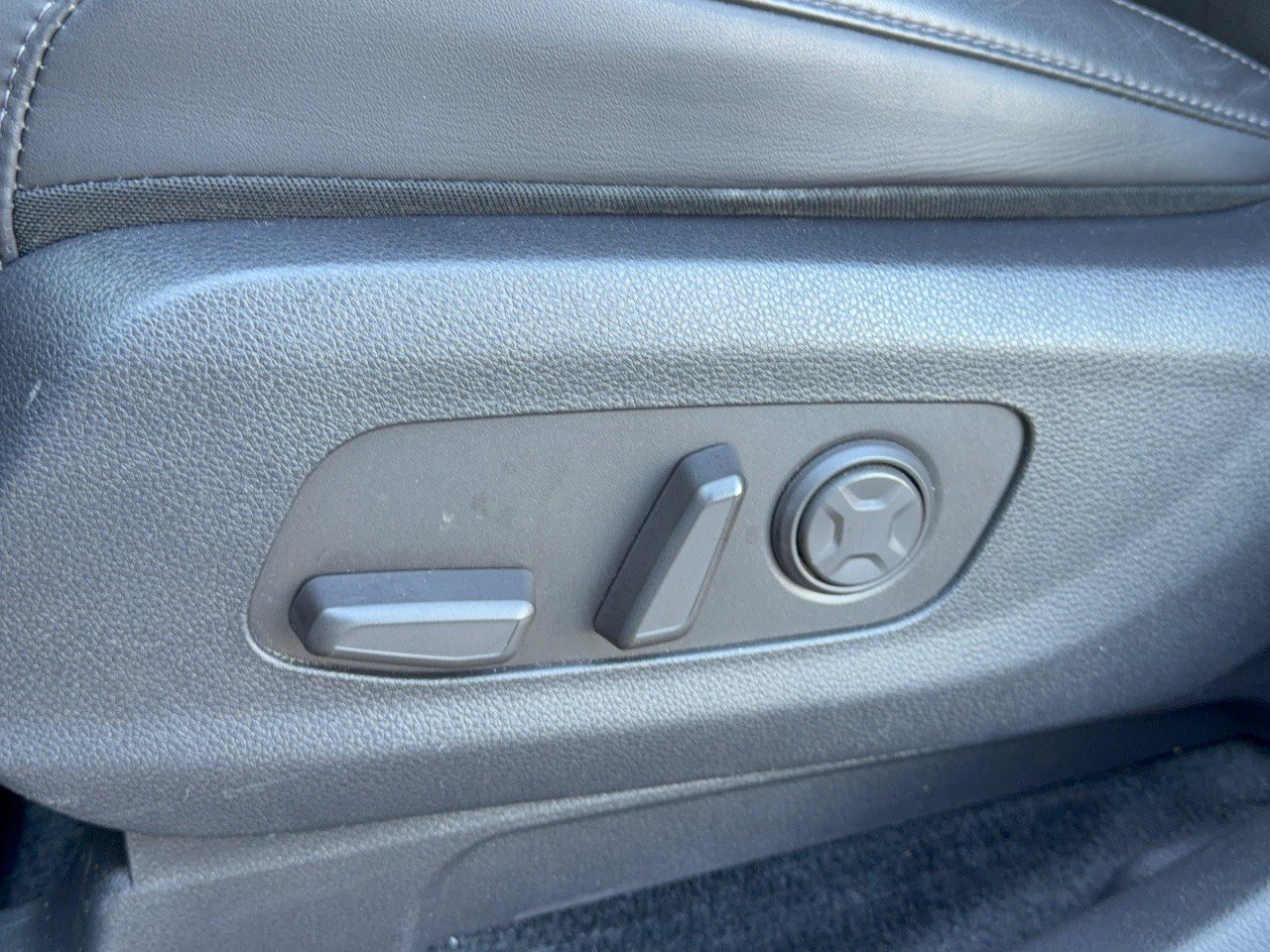 Used 2025 Kia Carnival FWD image 16