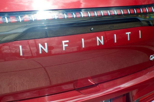 Used 2025 INFINITI QX80 Sensory AWD/4WD image 10
