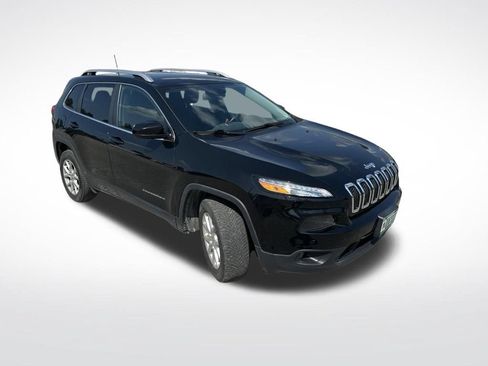 Used 2017 Jeep Cherokee Latitude w/ Cold Weather Group AWD/4WD image 3