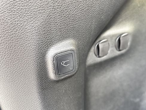 Used 2019 Jeep Cherokee Limited image 29