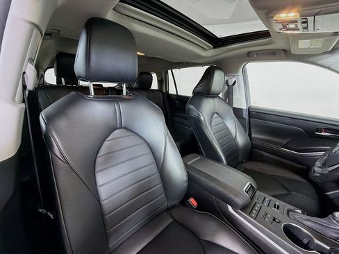 Used 2022 Toyota Highlander XLE AWD/4WD image 26