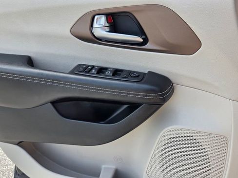 Used 2022 Chrysler Voyager LX FWD image 31