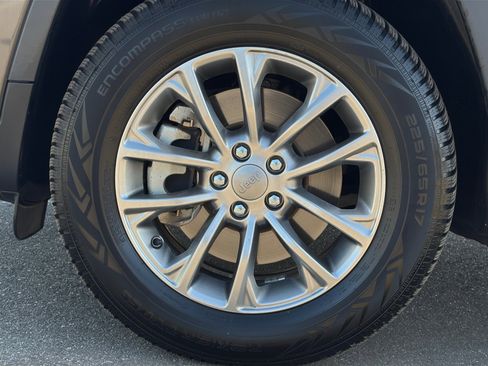 Used 2021 Jeep Cherokee Latitude Lux w/ Comfort/Convenience Group AWD/4WD image 11