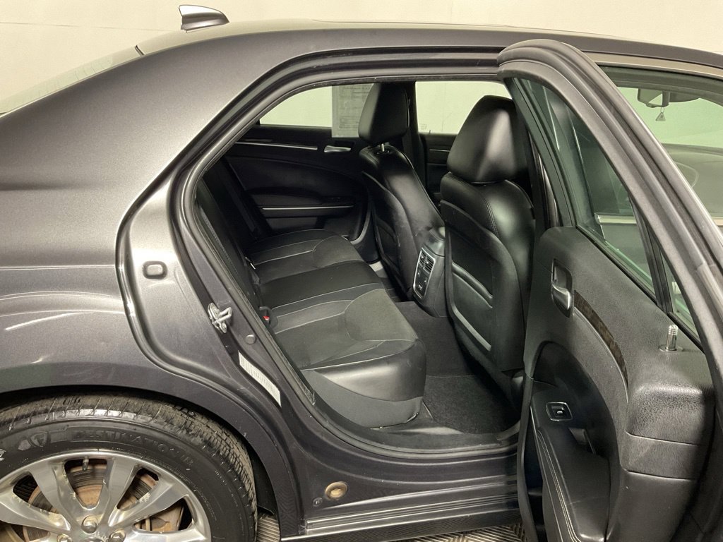 Used 2019 Chrysler 300 Limited AWD/4WD image 35