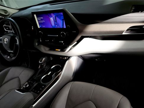 Used 2023 Toyota Highlander Limited image 17