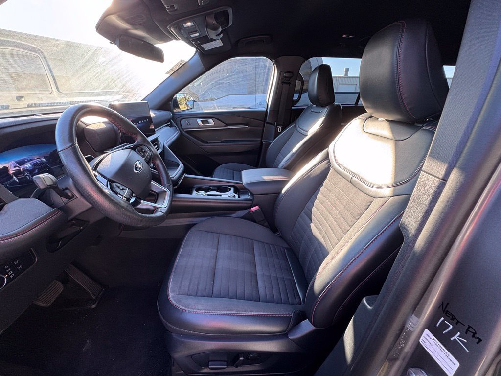 Used 2025 Ford Explorer ST-Line w/ ST-Line Street Pack AWD/4WD image 7