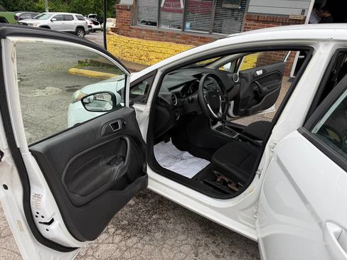 Used 2015 Ford Fiesta SE FWD image 9