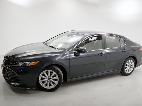 Used 2018 Toyota Camry LE image 3