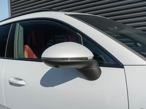 Certified 2025 Porsche Macan Electric image 16