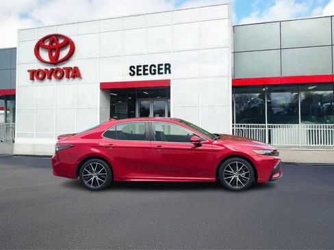Used 2024 Toyota Camry SE FWD image 3