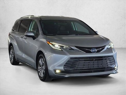Used 2024 Toyota Sienna Platinum AWD/4WD image 3