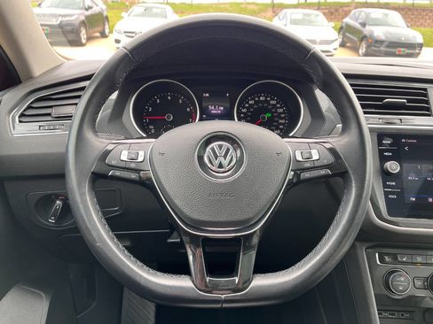 Used 2019 Volkswagen Tiguan SE w/ Panoramic Sunroof Package image 10