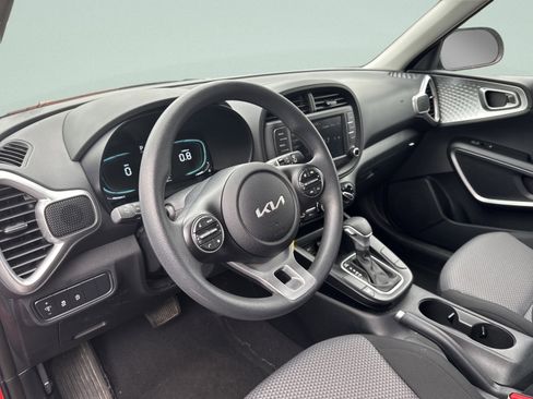 Used 2025 Kia Soul LX w/ LX Technology Package FWD image 18