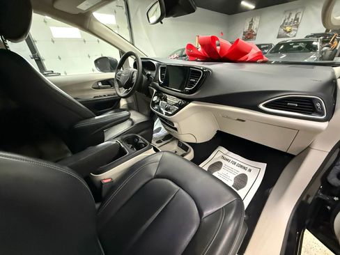 Used 2023 Chrysler Pacifica Touring-L image 28