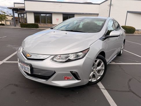 Used 2017 Chevrolet Volt Premier w/ Driver Confidence II Package FWD image 12