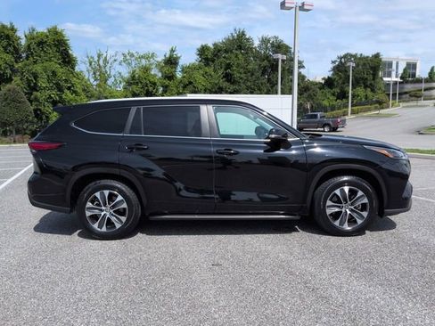Used 2023 Toyota Highlander XLE FWD image 3