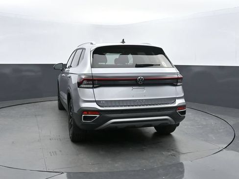 Used 2025 Volkswagen Taos SE FWD image 6