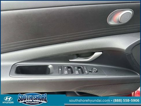 Certified 2025 Hyundai Elantra SE image 18