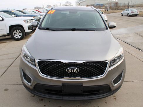 Used 2017 Kia Sorento LX w/ LX Convenience Package image 2