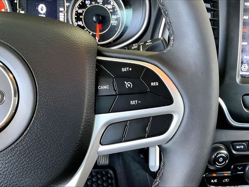 Used 2022 Jeep Cherokee Latitude AWD/4WD image 11