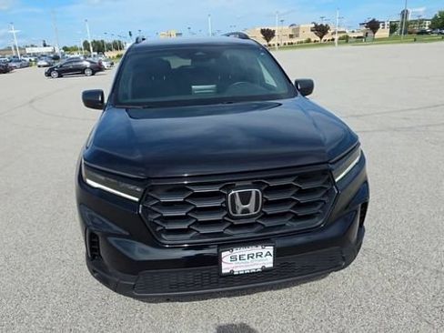 Used 2025 Honda Pilot Sport image 4