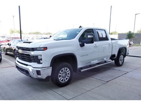 Used 2025 Chevrolet Silverado 2500 LT w/ Convenience Package AWD/4WD image 3
