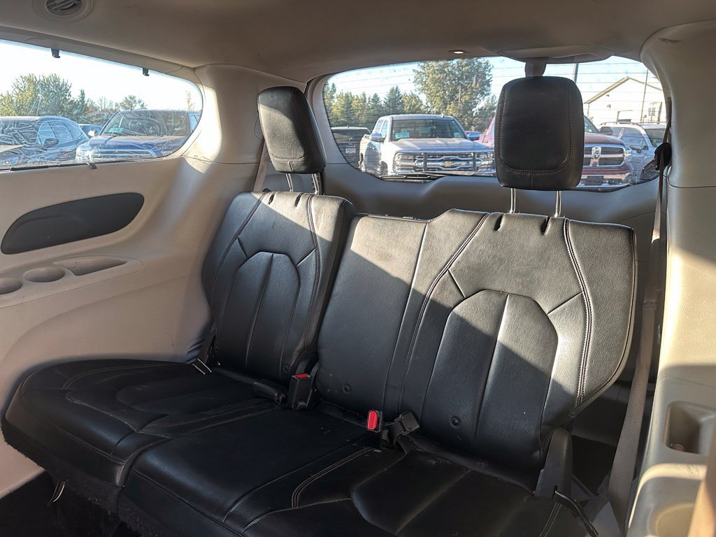 Used 2017 Chrysler Pacifica Touring-L FWD image 23