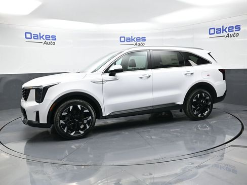 Certified 2025 Kia Sorento EX w/ Panoramic Sunroof Package image 5